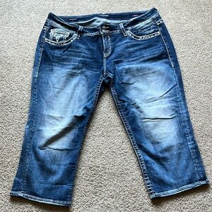 Vigoss medium wash capris. Size 20 length 21.